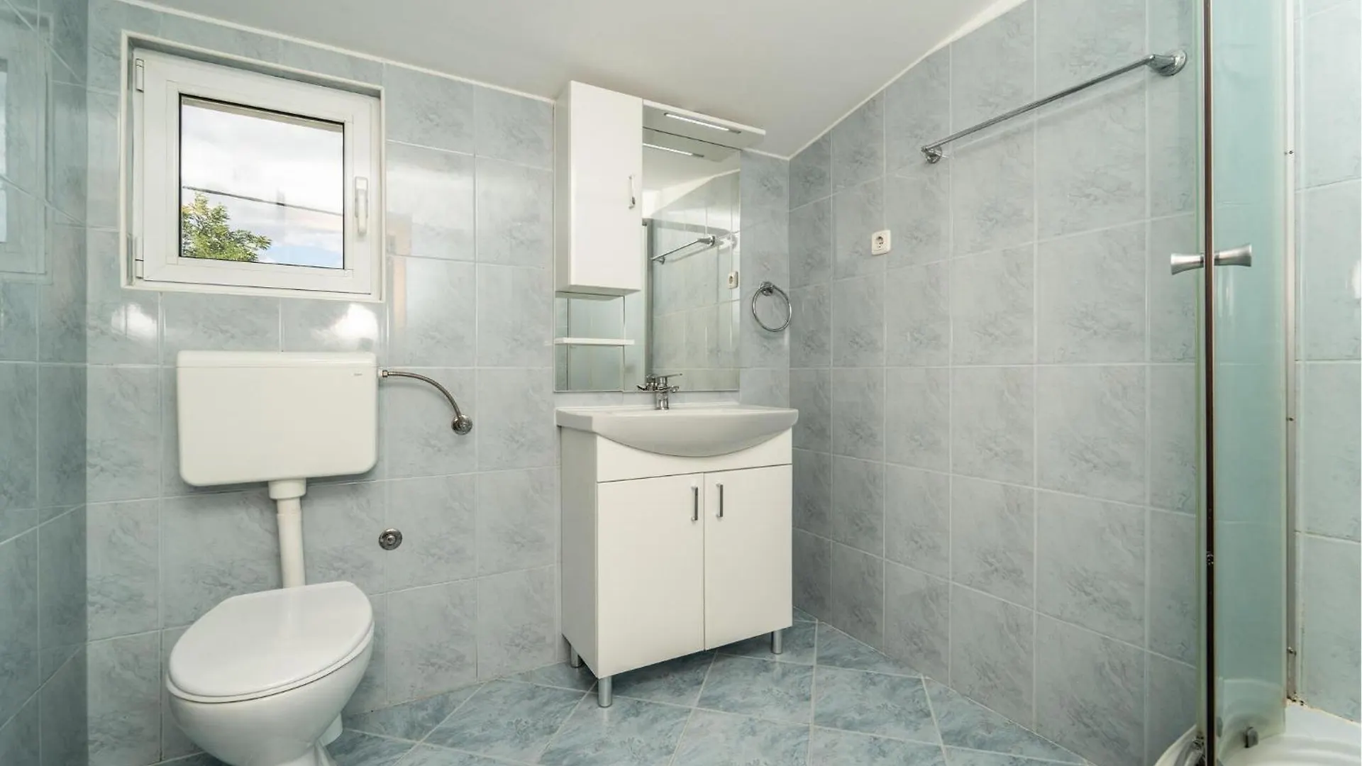 3 Bedroom Nice Apartment In Radasinovci Radosinovac 0*,